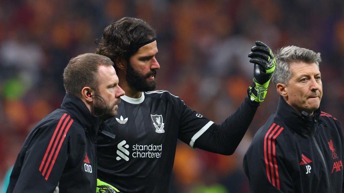 Alisson Becker cedera, absen sampai November. (REUTERS/Murad Sezer)