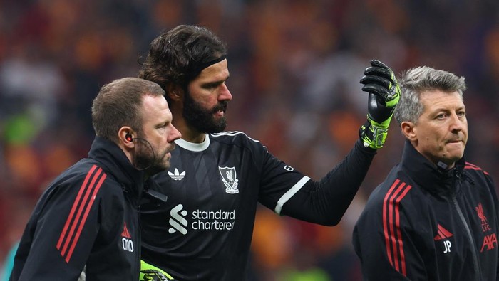 Soccer Football - UEFA Champions League - Galatasaray v Liverpool - Rams Park, Istanbul, Turkey - September 30, 2025 Liverpools Alisson Becker receives medical attention after sustaining an injury REUTERS/Murad Sezer