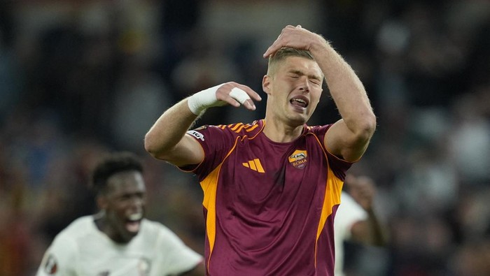 Soccer Football - UEFA Europa League - AS Roma v Lille - Stadio Olimpico, Rome, Italy - October 2, 2025 AS Romas Artem Dovbyk looks dejected after his penalty was saved by Lilles Berke Ozer REUTERS/Matteo Ciambelli