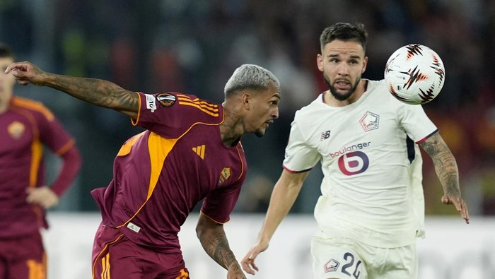 Soccer Football - UEFA Europa League - AS Roma v Lille - Stadio Olimpico, Rome, Italy - October 2, 2025 AS Romas Wesley Franca in action with Lilles Calvin Verdonk REUTERS/Matteo Ciambelli