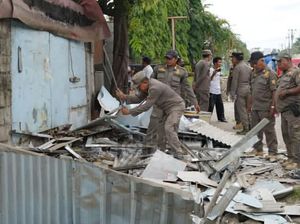 Satpol PP Bongkar 34 Bangunan Liar di Atas Saluran Air Bogor