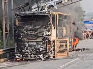 Bus Damri Terbakar di Tol Cikampek, Seluruh Penumpang Dievakuasi Bus Damri Terbakar di Tol Cikampek, Seluruh Penumpang Dievakuasi