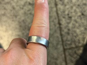 Gara-gara Cincin Pintarnya Nggak Bisa Dicopot, Penumpang Dilarang Naik Pesawat Gara-gara Cincin Pintarnya Nggak Bisa Dicopot, Penumpang Dilarang Naik Pesawat