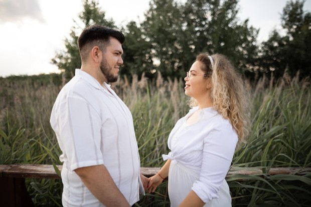 Ciri pasangan suportif terlihat ketika mereka tetap memberi ruang untuk emosimu, meski sedang dilanda kesal. Mereka belajar mengelola perasaan agar konflik tak merusak hubungan. Dengan cara ini, hubungan tetap hangat karena komunikasi dan pengertian dijaga.