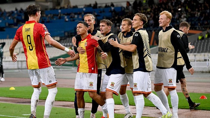 ATHENS, GREECE - OCTOBER 2: Milan Smit of Go Ahead Eagles celebrates the 1-1 with Dean James of Go Ahead Eagles, Finn Stokkers of Go Ahead Eagles, Nando Verdoni of Go Ahead Eagles , Kenzo Goudmijn of Go Ahead Eagles, Aske Adelgaard of Go Ahead Eagles, Julius Dirksen of Go Ahead Eagles  during the UEFA Europa League   match between Panathinaikos v Go Ahead Eagles at the Olympic Athletic Center of Athens Spyros Louis on October 2, 2025 in Athens Greece (Photo by Gerrit van Keulen /Soccrates/Getty Images)