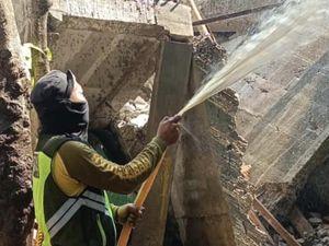 DLHK Sidoarjo Bikin Cairan Penetral Bau di Reruntuhan Ponpes Al Khoziny