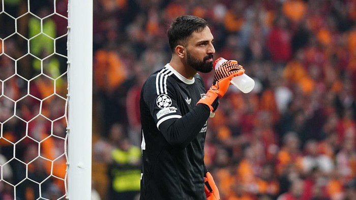 ISTANBUL, TURKEY - SEPTEMBER 30: goalkeeper Giorgi Mamardashvili of Liverpool drinking water during the UEFA Champions League 2025/26 League Phase MD2 match between Galatasaray A.S. and Liverpool FC at Ali Sami Yen Spor Kompleksi on September 30, 2025 in Istanbul, Turkey. (Photo by Seskim Photo/MB Media/Getty Images)