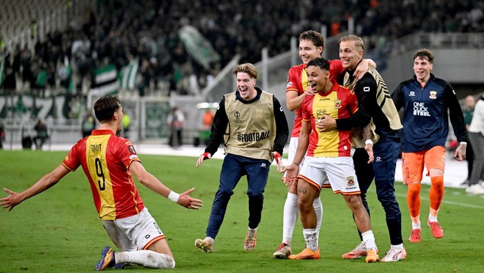 ATHENS, GREECE - OCTOBER 2: Milan Smit of Go Ahead Eagles celebrates the 1-2 with Robbin Weijenberg of Go Ahead Eagles, go8, Dean James of Go Ahead Eagles, Finn Stokkers of Go Ahead Eagles, Nando Verdoni of Go Ahead Eagles   during the UEFA Europa League   match between Panathinaikos v Go Ahead Eagles at the Olympic Athletic Center of Athens Spyros Louis on October 2, 2025 in Athens Greece (Photo by Gerrit van Keulen /Soccrates/Getty Images)