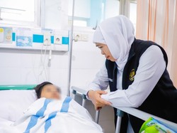 Gubernur Khofifah Cerita Ada Santri Tidur 3 Hari di Puing Ponpes Sidoarjo