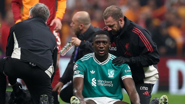 Soccer Football - UEFA Champions League - Galatasaray v Liverpool - Rams Park, Istanbul, Turkey - September 30, 2025 Liverpools Ibrahima Konate receives medical attention after sustaining an injury after sustaining an injury REUTERS/Umit Bektas