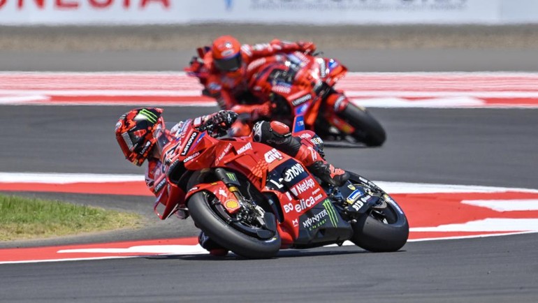 Pembalap Ducati Lenovo Francesco Bagnaia (kiri) dan Marc Marquez (kanan) memacu kecepatan motornya dalam sesi latihan bebas MotoGP Indonesia 2025 di Sirkuit Internasional Pertamina Mandalika, Lombok Tengah, Nusa Tenggara Barat, Jumat (3/10/2025). Foto: ANTARA FOTO/Ahmad Subaidi