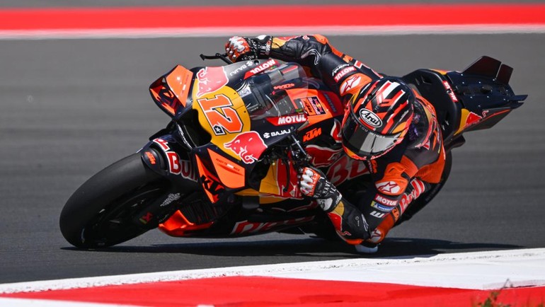Pembalap Red Bull KTM Tech3 Maverick Vinales memacu kecepatan sepeda motornya dalam sesi latihan bebas. Hari pertama gelaran MotoGP Indonesia 2025 Seri ke-18 diisi dengan latihan bebas atau free practice dan practice untuk balapan Asia Talent Cup, Moto3, Moto2 dan MotoGP. Foto: ANTARA FOTO/Aditya Pradana Putra
