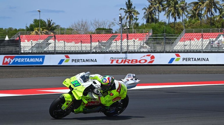 Pembalap Pertamina Enduro VR46 Racing Team Franco Morbidelli memacu kecepatan motornya dalam sesi latihan bebas MotoGP Indonesia. Foto: ANTARA FOTO/Aditya Pradana Putra