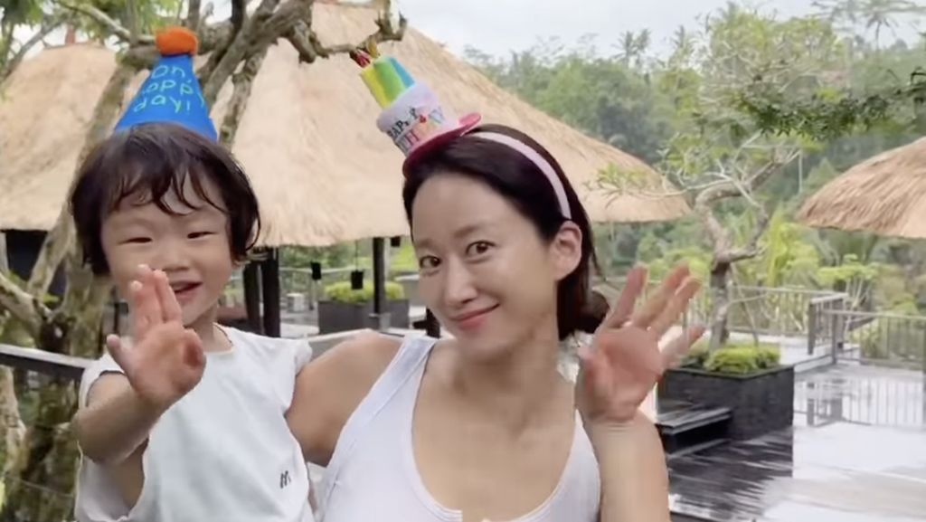 Potret Birthday Trip Jeon Hye Bin dan Anak di Bali, Simpel tapi Full Senyum Potret Birthday Trip Jeon Hye Bin dan Anak di Bali, Simpel tapi Full Senyum