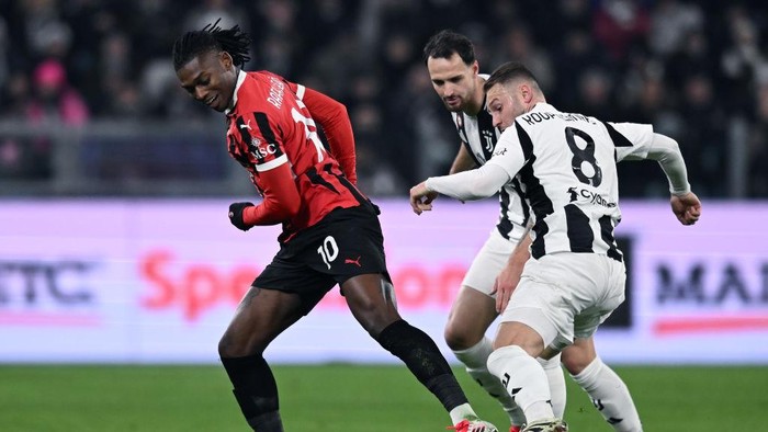 TURIN, ITALY - JANUARY 18: Rafael Leao of Milan competes for the ball with Teun Koopmeiners and Federico Gatti of Juventus FC during the Serie A match between Juventus and Milan at  on January 18, 2025 in Turin, Italy. (Photo by Image Photo Agency/Getty Images)