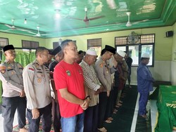 Kapolres Dumai Berbelasungkawa Warganya Meninggal, Ikut Salatkan Jenazah