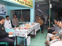 Polisi dan Siskamling di Jakbar Ronda Bareng Jaga Kamtibmas