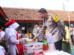 Kapolres Jaktim Tinjau MBG di SD Kemala Bhayangkari 5, Bagikan Angket Menu Kapolres Jaktim Tinjau MBG di SD Kemala Bhayangkari 5, Bagikan Angket Menu