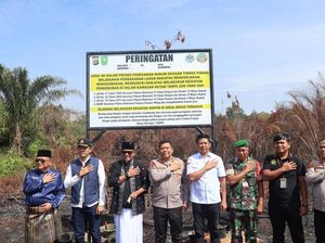 Kapolres Pelalawan Pasang Plang Tegaskan Larangan Garap Lahan Eks Karhutla