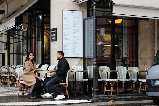 Tanda hubungan tidak sehat sering muncul saat seseorang merasa tidak mampu melakukan apapun tanpa pasangan. Ketergantungan ini bisa membuat hidup terasa berat. Menyadari hal ini adalah langkah awal untuk lebih mandiri.