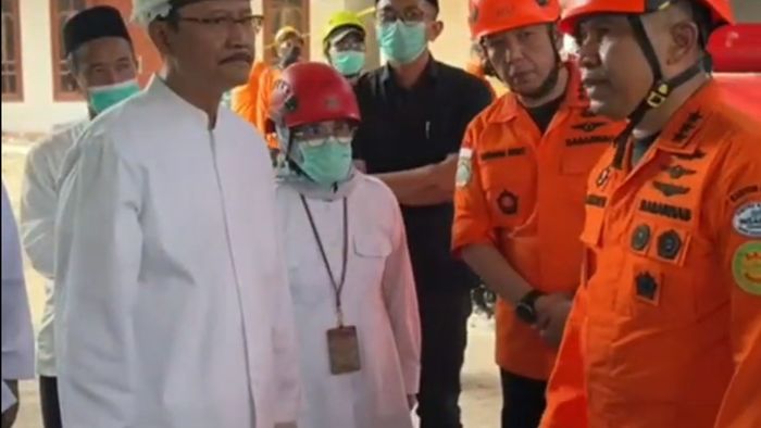 Mensos Saifullah Yusuf Tinjau Evakuasi Korban Runtuhan Pondok Pesantren Al-Khozini