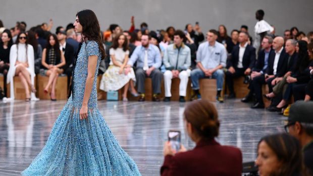 A model presents a bag creation by designer Jonathan Anderson as part of his Spring/Summer 2026 Women's ready-to-wear collection show for the fashion house Christian Dior during Paris Fashion Week in Paris, France, October 1, 2025. REUTERS/Sarah Meyssonnier