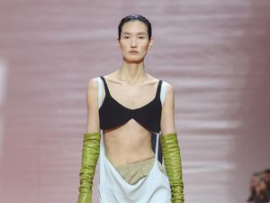 Foto: Koleksi Prada Spring-Summer 2026 Membongkar Aturan Berpakaian Foto: Koleksi Prada Spring-Summer 2026 Membongkar Aturan Berpakaian