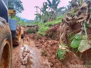 Longsor Melanda Cicalengka Bandung, Akses Jalan Sempat Tertutup Longsor Melanda Cicalengka Bandung, Akses Jalan Sempat Tertutup