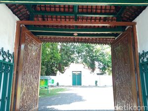 Pesona Ukiran Lawang Kahagung, Gerbang Megah Keraton Kacirebonan Pesona Ukiran Lawang Kahagung, Gerbang Megah Keraton Kacirebonan
