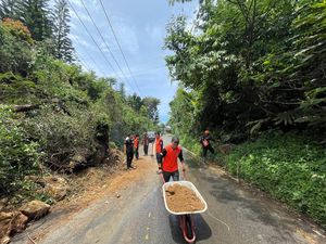 Longsor di Pagar Alam Tutupi Sempat Badan Jalan, Sudah Bisa Dilalui Longsor di Pagar Alam Tutupi Sempat Badan Jalan, Sudah Bisa Dilalui