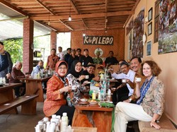 Ngopi di Gombengsari Banyuwangi, Luhut: Kopinya Mantap!