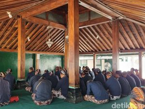 Seniman-Lurah Ziarah Makam Raja Imogiri Jelang Peringatan Boyong Kedaton