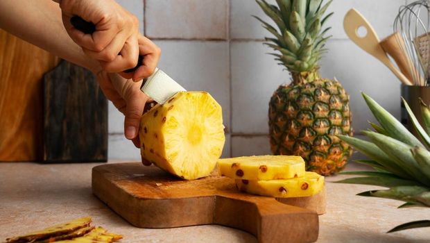 Makanan yang tidak boleh dikonsumsi bersama nanas adalah produk susu, makanan tinggi protein dan gula, buah-buahan asam, dan kentang dan roti.