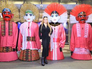 Saat Ondel-ondel Sambut Mariah Carey di Jakarta Saat Ondel-ondel Sambut Mariah Carey di Jakarta