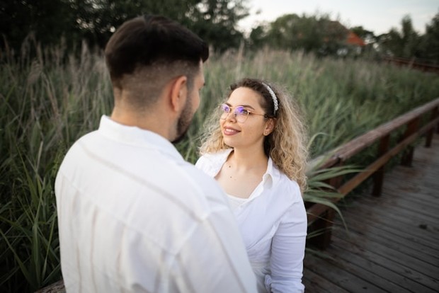 Mengucapkan terima kasih pada orang-orang di sekitar kita bisa memperkuat hubungan harmonis/Foto: Unsplash/Marius Muresan Menyadari dan menghargai tindakan sederhana orang lain membantu membangun hubungan harmonis. Rasa terima kasih yang tulus menunjukkan kita peduli dan memperkuat ikatan emosional. Kebiasaan ini membawa kebahagiaan bagi kita dan mereka.