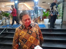 Airlangga Datangi Kantor Luhut, Bahas Apa?