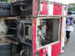 Mobil Damkar Bone Terbalik Saat Menuju Lokasi Kebakaran, 4 Petugas Luka