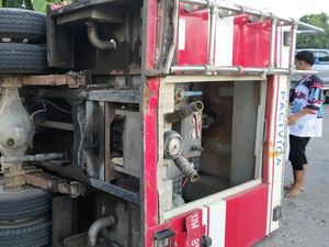 Mobil Damkar Bone Terbalik Saat Menuju Lokasi Kebakaran, 4 Petugas Luka Mobil Damkar Bone Terbalik Saat Menuju Lokasi Kebakaran, 4 Petugas Luka
