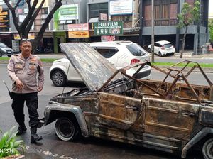 Video Mobil Pengantin Terbakar di Depan Gereja Bernadet Bintaro Video Mobil Pengantin Terbakar di Depan Gereja Bernadet Bintaro