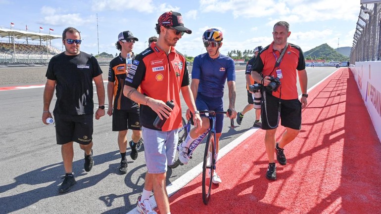 Pembalap Ducati Lenovo Team Francesco Bagnaia (kedua kiri) bersama pembalap Red Bull KTM Tech3 Maverick Vinales (kedua kanan) terlihat santai saat mengikuti sesi track familiarisation di Sirkuit Mandalika, Lombok Tengah, Kamis (2/10/2025). Foto: ANTARA FOTO/Ahmad Subaidi