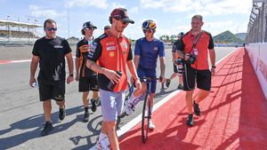 Pecco Bagnaia & Maverick Vinales Jalani Track Walk di Sirkuit Mandalika