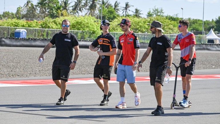 Francesco Bagnaia (tengah) berjalan keliling lintasan saat mengikuti sesi pengenalan lintasan atau track familiarisation. Ajang balapan MotoGP seri ke 18 bertajuk Pertamina Grand Prix of Indonesia akan berlangsung pada 3 hingga 5 Oktober 2025. Foto: ANTARA FOTO/Ahmad Subaidi