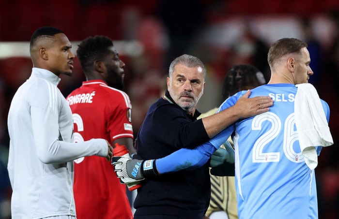 Nottingham Forest Soccer Football - UEFA Europa League - Nottingham Forest v FC Midtjylland - The City Ground, Nottingham, Britain - October 2, 2025 Nottingham Forest manager Ange Postecoglou and Matz Sels look dejected after the match REUTERS/David Klein