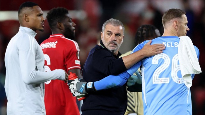 Soccer Football - UEFA Europa League - Nottingham Forest v FC Midtjylland - The City Ground, Nottingham, Britain - October 2, 2025 Nottingham Forest manager Ange Postecoglou and Matz Sels look dejected after the match REUTERS/David Klein
