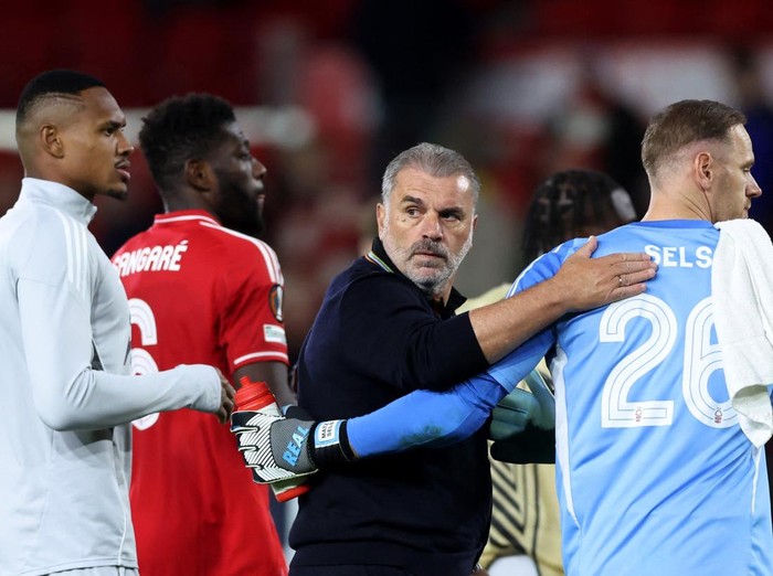 Soccer Football - UEFA Europa League - Nottingham Forest v FC Midtjylland - The City Ground, Nottingham, Britain - October 2, 2025 Nottingham Forest manager Ange Postecoglou and Matz Sels look dejected after the match REUTERS/David Klein
