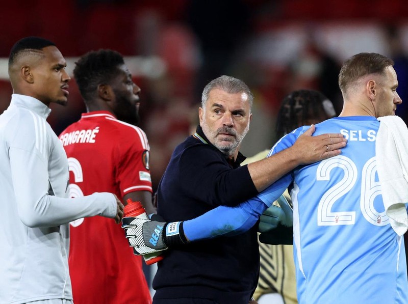 Soccer Football - UEFA Europa League - Nottingham Forest v FC Midtjylland - The City Ground, Nottingham, Britain - October 2, 2025 Nottingham Forest manager Ange Postecoglou and Matz Sels look dejected after the match REUTERS/David Klein