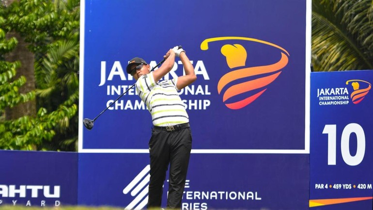 Suteepat unggul satu pukulan dari tiga pesaing terdekatnya: Roberto Lebrija asal Meksiko, Chang Wei-lun dari Taiwan, dan Wade Ormsby dari Australia. Ketiganya menempati posisi kedua dengan selisih tipis.