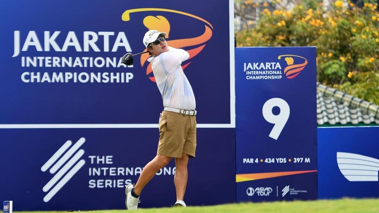 Cuaca sempat menghentikan pertandingan selama dua jam akibat hujan pada pukul 08.20. Namun performa Suteepat tidak terganggu. Memulai dari hole 10, ia mencatat dua di bawah par di sembilan hole pertama, lalu menambah lima birdie di sembilan hole berikutnya.