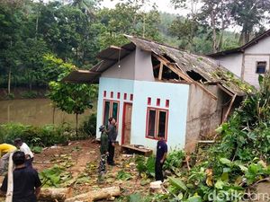 Angin Kencang Terjang 2 Desa di Ciamis, Tiga Rumah Rusak Angin Kencang Terjang 2 Desa di Ciamis, Tiga Rumah Rusak