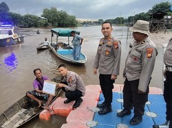 Dari Tepian Sungai Siak Pekanbaru, Polisi Menyapa Bawa Bantuan bagi Nelayan Dari Tepian Sungai Siak Pekanbaru, Polisi Menyapa Bawa Bantuan bagi Nelayan